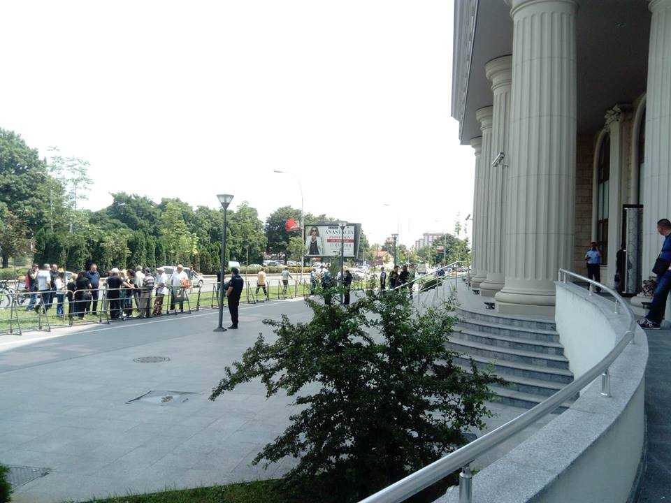 Ограда , полиција и 20тина демонстранти пред пресудата за Груевски